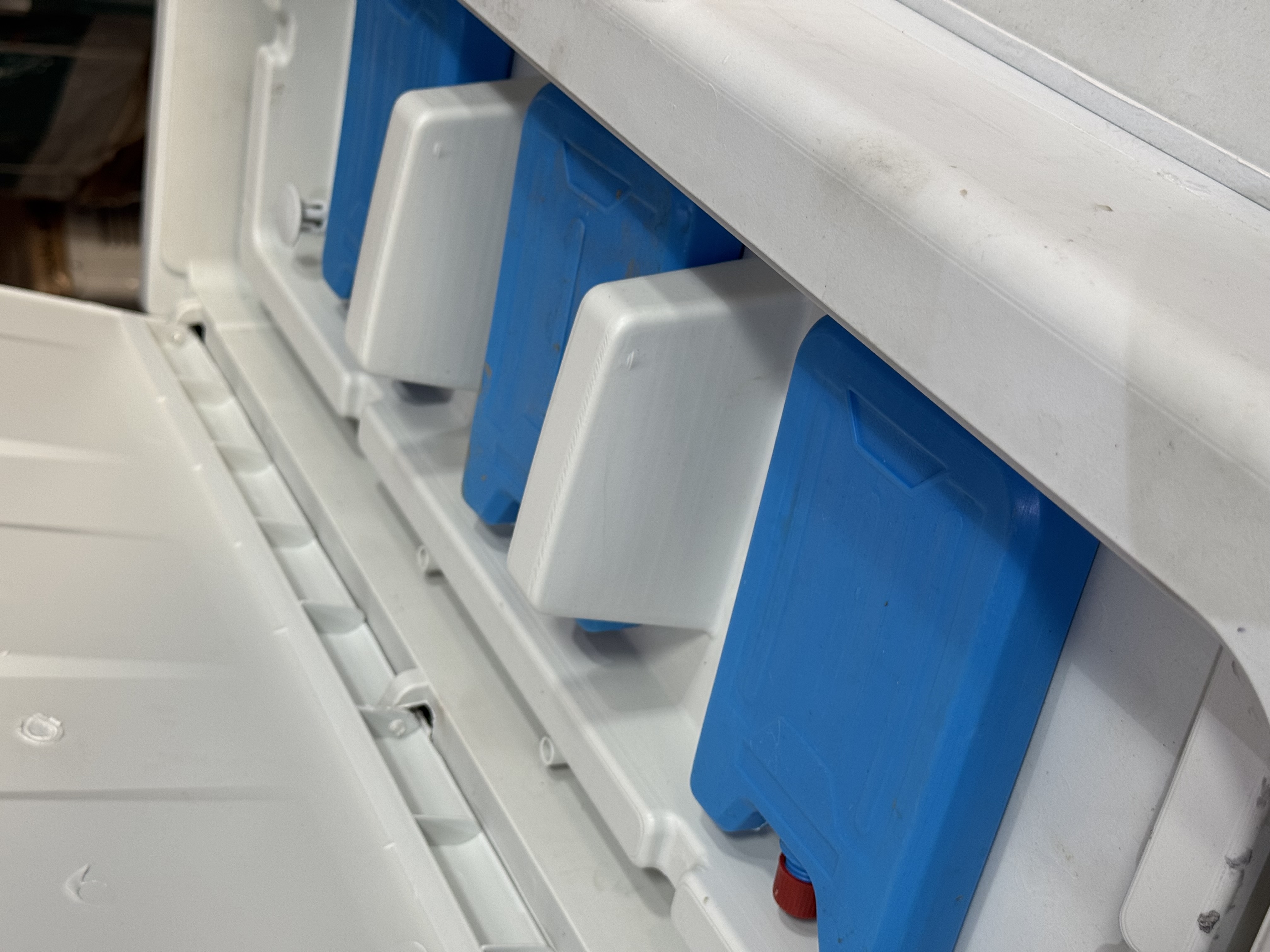 دارای مخزن یخ